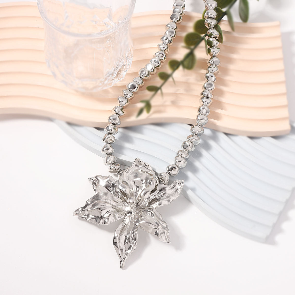 Stylish  Floral-Inspired Alloy Necklace for Women - Unique Design with Metallic Charm and Eye-Catching Appeal