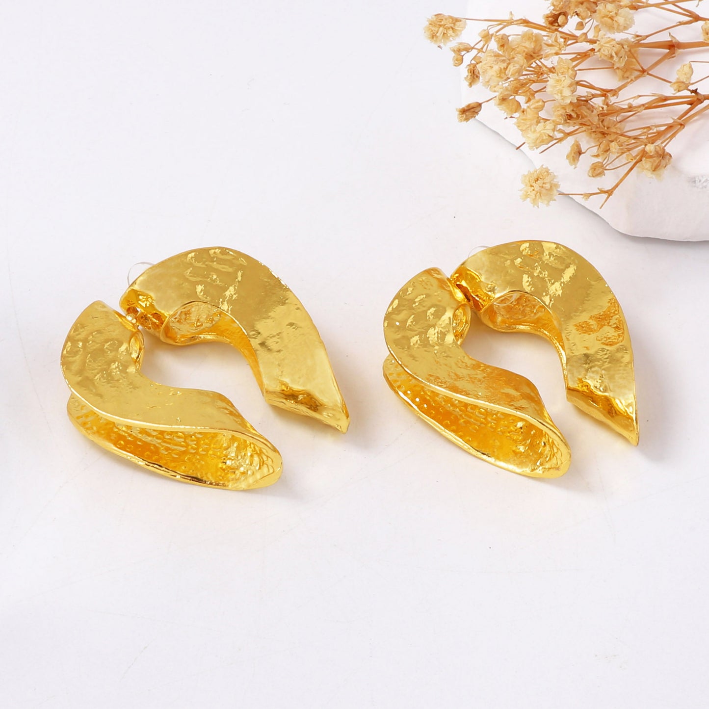 Chic Retro-Inspired Lightweight Alloy Heart-Shaped Stud Earrings with Unique Textured Design for Women - Perfect for Any Occasion!