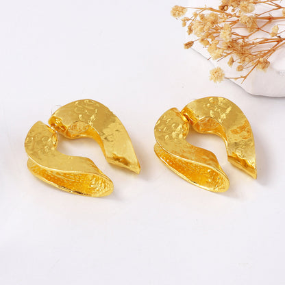 Chic Retro-Inspired Lightweight Alloy Heart-Shaped Stud Earrings with Unique Textured Design for Women - Perfect for Any Occasion!
