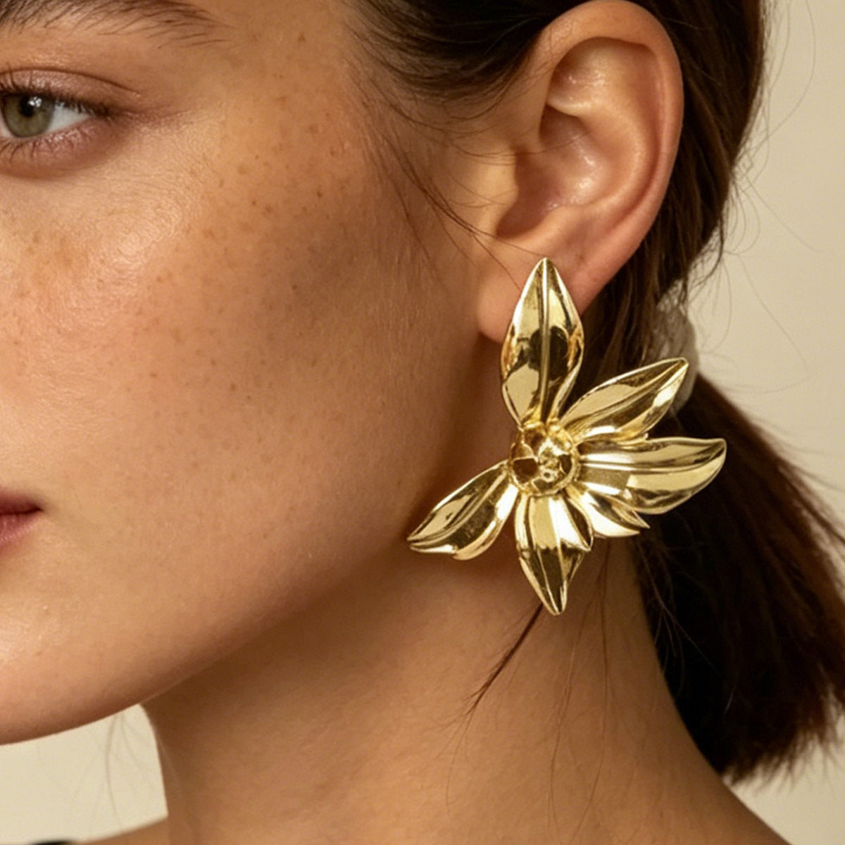 Elegant and Chic Lightweight Luxury Flower Earrings – Versatile Fashion-Forward Accessory for Women