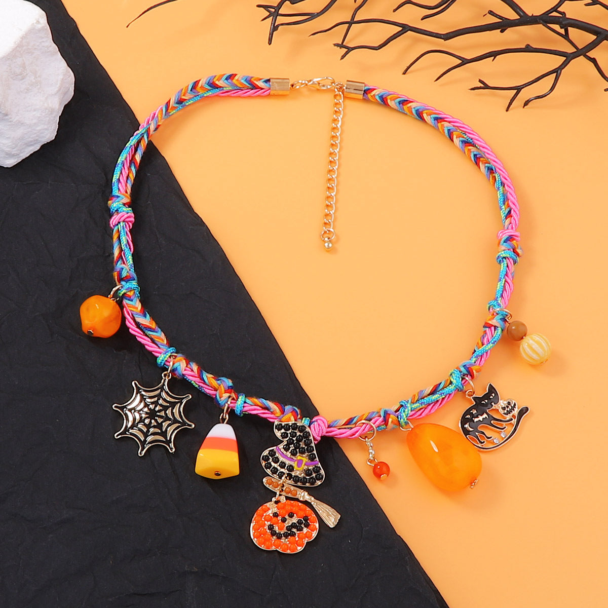 Stylish Halloween-Inspired Minimalist Braided Alloy Pumpkin Spider Pendant Necklace for Women – Perfect for Festive Celebrations and Everyday Wear!