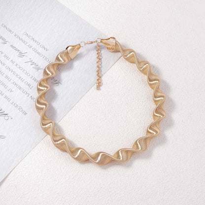 Chic Punk-Inspired Metallic Striped Snake Design Open-Collar Choker - A Versatile Statement Piece for Fashion-Forward Women