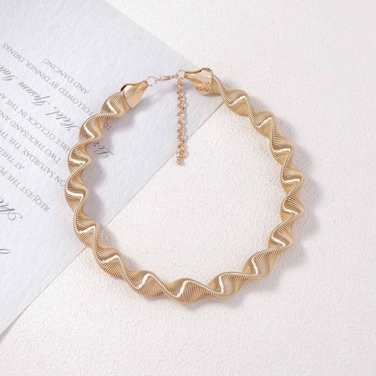 Chic Punk-Inspired Metallic Striped Snake Design Open-Collar Choker - A Versatile Statement Piece for Fashion-Forward Women