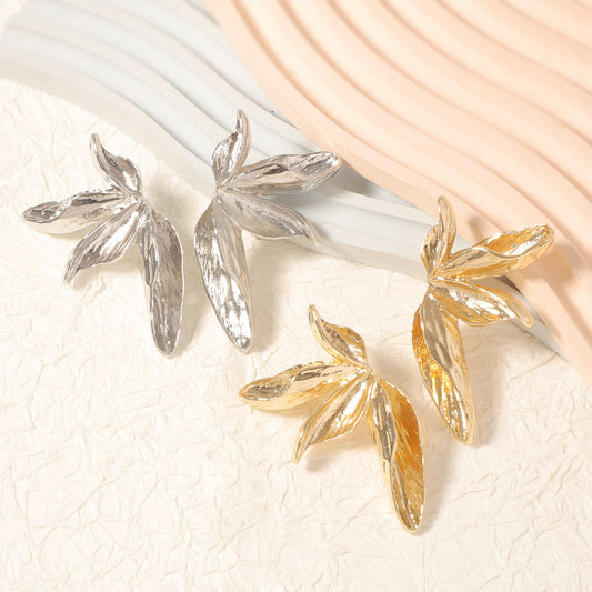 Stylish Vintage-Inspired Alloy Maple Leaf Stud Earrings with Unique Ribbed Texture – Perfect for Minimalist and Fashion-Forward Individuals