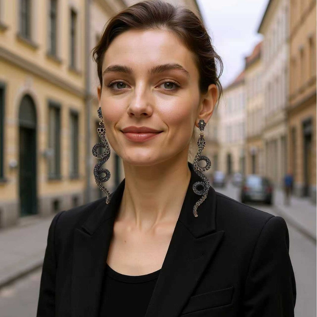 Stylish Vintage-Inspired Alloy Animal-Shaped Textured Snake Earrings with Sparkling Crystals – Chic and Affordable Jewelry for Everyday Wear