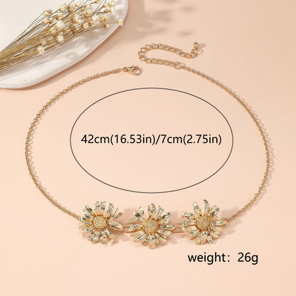 Stunning Gold Floral Pendant Necklace – Elegant Versatile Accessory for Effortless Style and Luxury