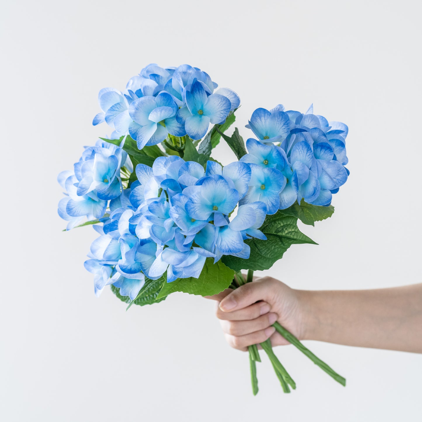 Realistic Single-Stem Hydrangea Bouquet - Lifelike Silk Flower Arrangement for Home Décor, Perfect for Weddings, Events, and Everyday Elegance