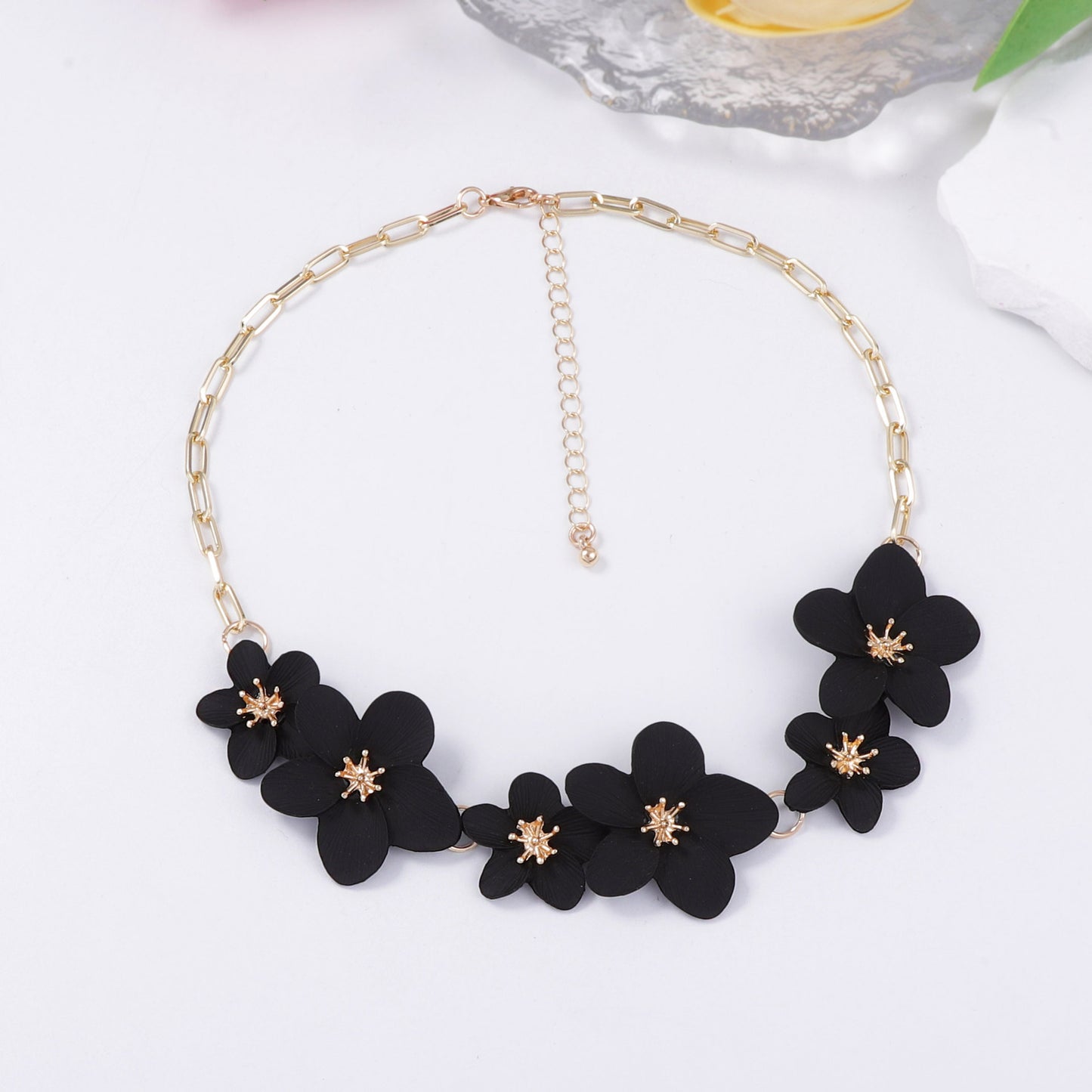Exquisite Minimalist Alloy Flower Choker Necklace - Stylish and Versatile Bohemian Jewelry for Women