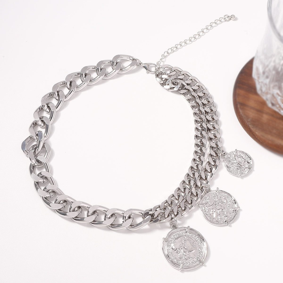 Stylish Metal Chain Coin Pendant Necklace – Unique Choker with Modern Aesthetic, Perfect for Elevating Your Look