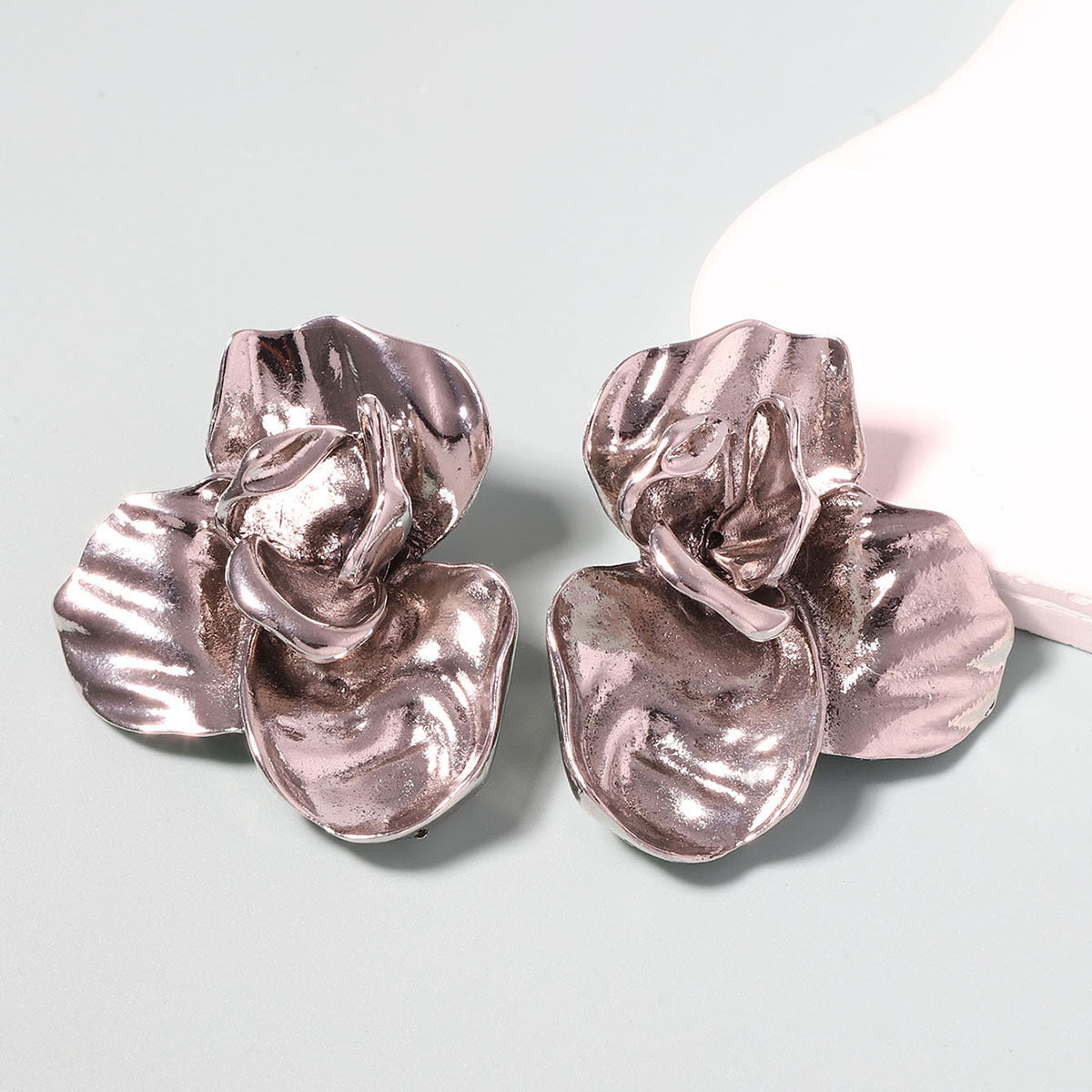 Retro-Inspired Minimalist Floral Stud Earrings for Women – Effortlessly Chic Everyday Essential for Work and Casual Outfits