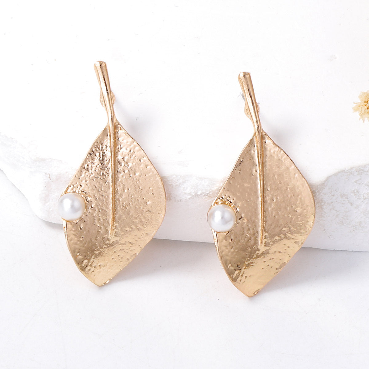 Chic Lightweight Alloy Leaf Stud Earrings with Faux Pearls - Elegant and Versatile Jewelry for Women