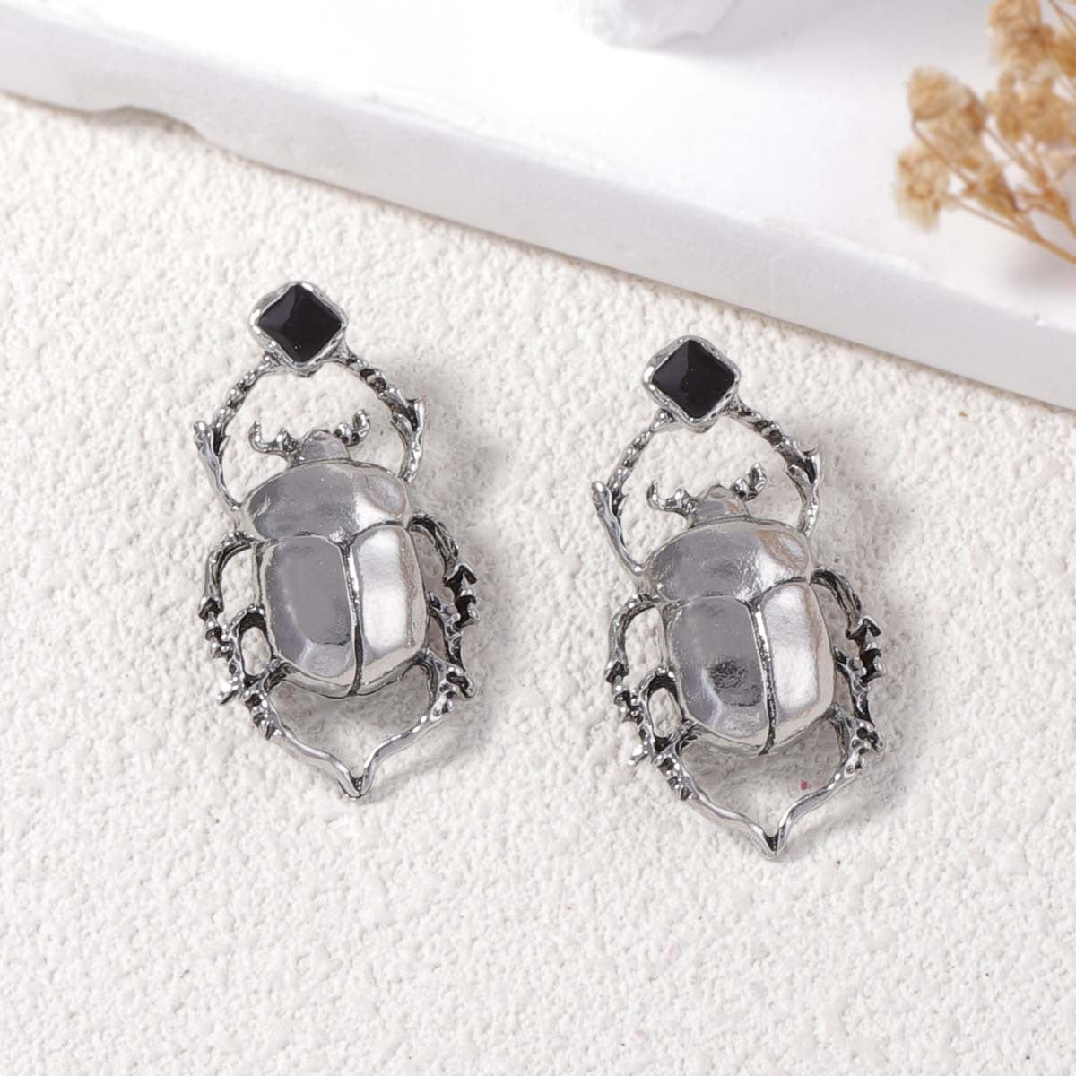 Stylish Vintage-Inspired Bold Alloy Beetle Earrings for Everyday Wear – Perfect for Commuting and Adding a Touch of Unique Charm to Any Outfit