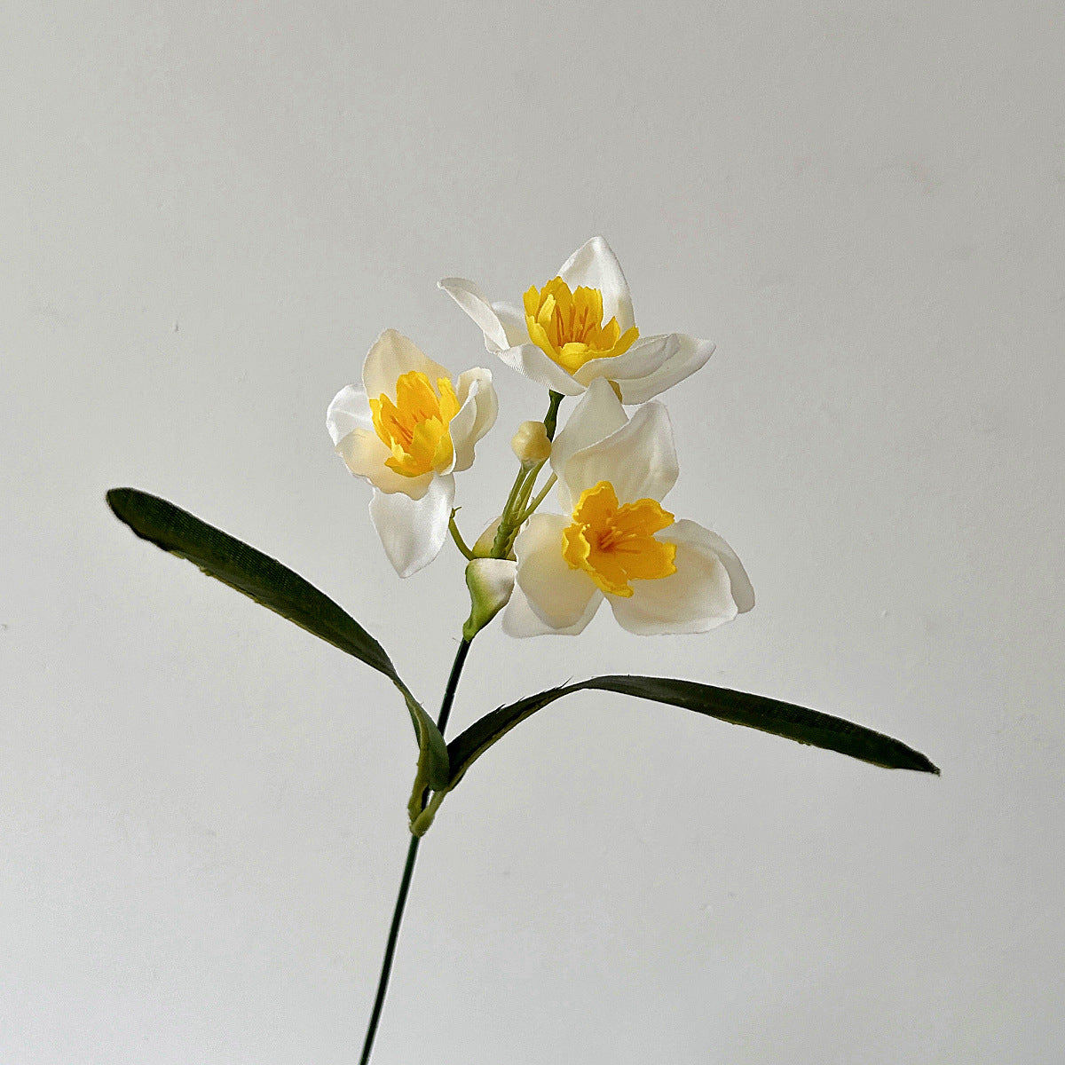 Multi-Stem Faux Narcissus Flowers - Elegant Silk Flower Bouquet for Living Room Decor, Dining Table Centerpiece, and Stylish Home Accents