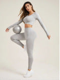 Seamless Long Sleeve and Leggings Yoga Set for Peach Butt Comfortable Activewear for Fitness Enthusiasts