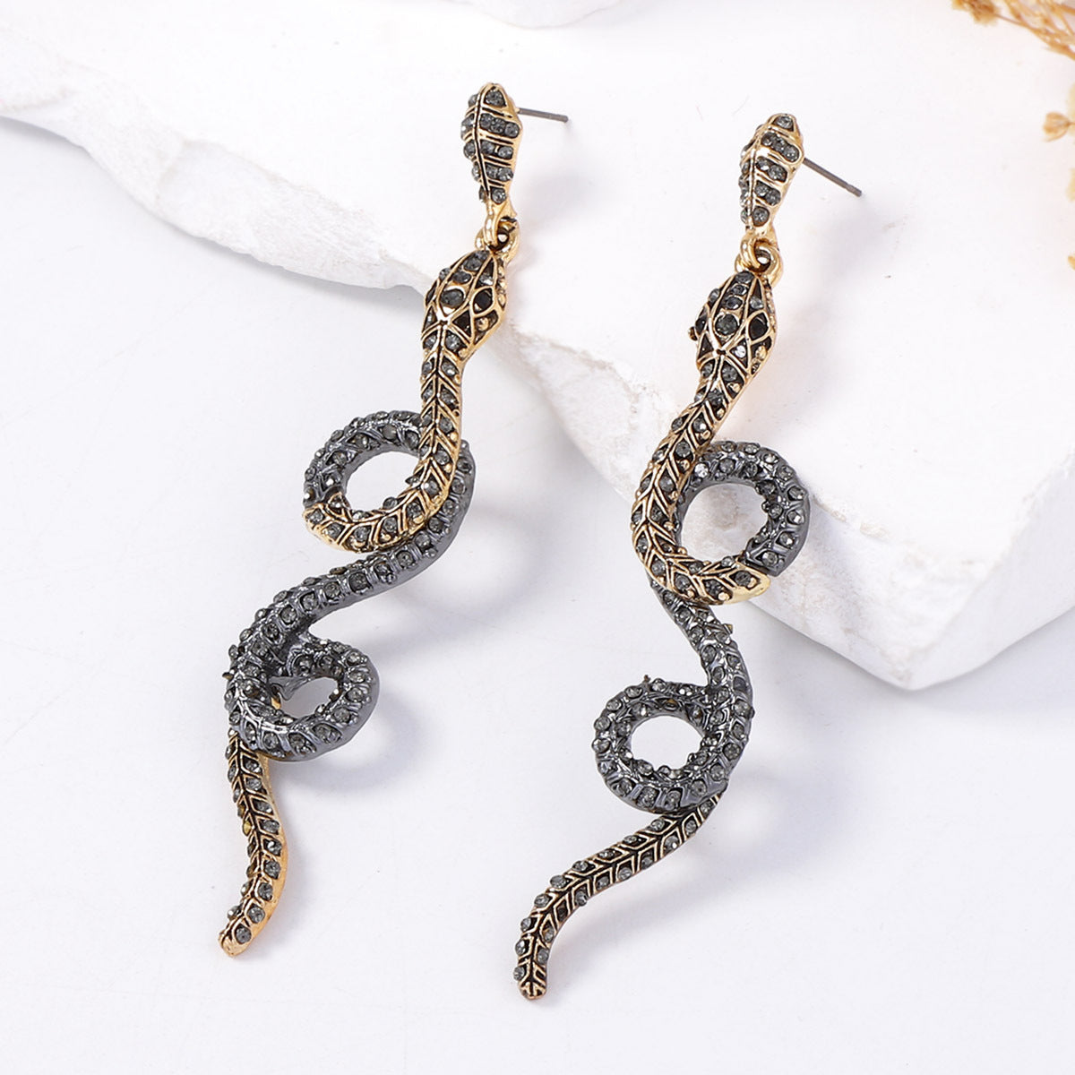 Stylish Vintage-Inspired Alloy Animal-Shaped Textured Snake Earrings with Sparkling Crystals – Chic and Affordable Jewelry for Everyday Wear