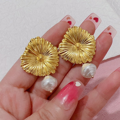 Minimalist Gold Pearl Design  Luxurious Personality Earrings – Chic Studs for Every Occasion