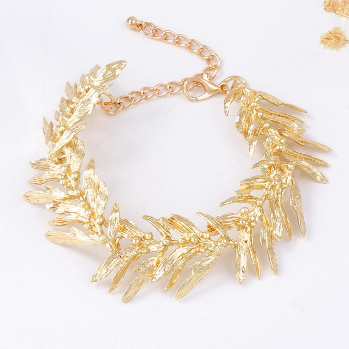Chic Minimalist Alloy Leaf Pendant Necklace – Elegant and Stylish Design for Effortless Sophistication